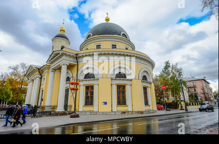 Mosca, Russia - Ott 16, 2016. Strada con una chiesa ortodossa presso il centro cittadino di Mosca, Russia. Foto Stock