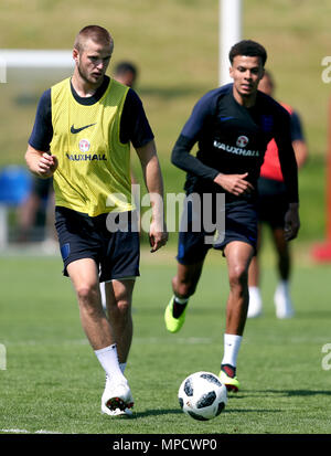 L'Inghilterra del Eric Dier (sinistra) e dele Alli battaglia per la sfera durante la sessione di formazione presso il St George's Park, Burton. Foto Stock