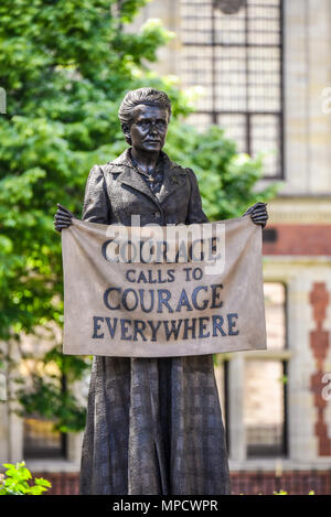 Statua di Dame Millicent Fawcett è stata svelata in piazza del Parlamento a Londra. La prima statua di una donna in piazza. Suffragette. Da Gillian indossa Foto Stock