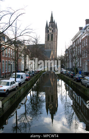 Oude Delft canal a Delft in inverno, con la vecchia chiesa in background è storto Foto Stock