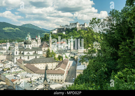 Lo skyline di Salisburgo con la rocca di Hohensalburg che sovrasta la città sul lato destro. Foto Stock