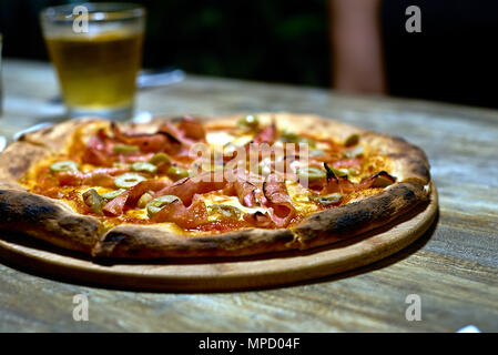 Pizza su una tavola di legno Foto Stock