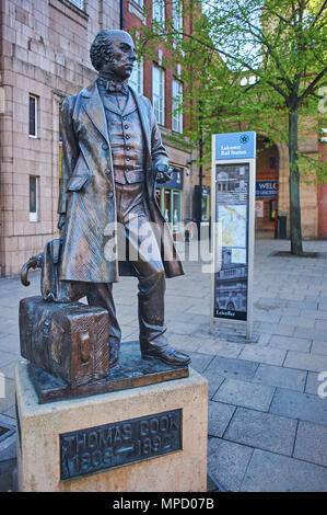 Statua di Thomas Cook, fondatore della moderna società di viaggi al di fuori dell'ingresso principale per la stazione ferroviaria di Leicester. Foto Stock