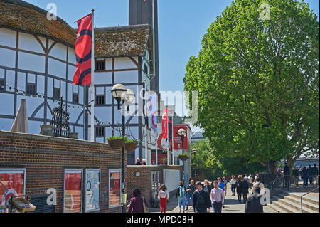 Il Globe Theatre, Southwark, Londra, sulla riva sud del fiume Tamigi è una replica di costruzione di William Shakespeare teatro originale Foto Stock