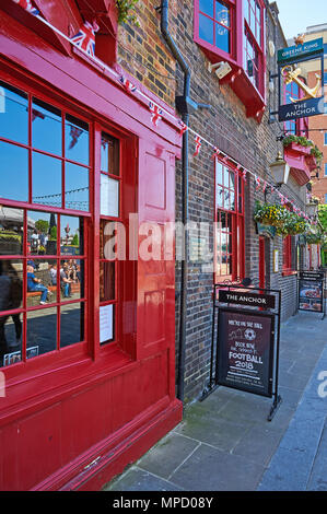 Il dispositivo di ancoraggio public house sulla South Bank di Londra Foto Stock