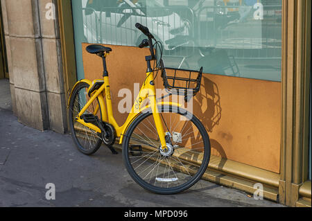 Giallo dockless nolo bici lasciate al di fuori di un edificio in un ambiente cittadino Foto Stock