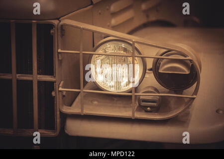 Immagine ravvicinata di un vintage auto del faro. Foto Stock