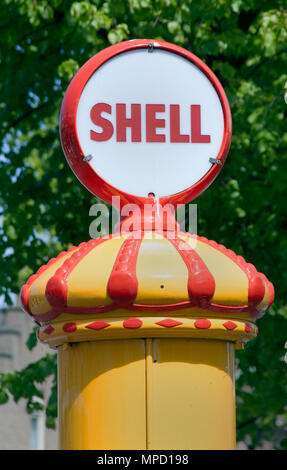 Schipluiden,Olanda-maggio 13, 2015: colonnare pompa diesel con il logo della shell per la spedizione sul Gaag,non più in uso Foto Stock