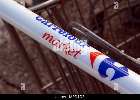 Paris , Francia-settembre 18; 2015: segno del supermercato Carrefour su un carrello di shopping in Parigi Foto Stock