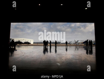 Aria agenti di interdizione e di speciali gruppi di risposta degli Stati Uniti Delle dogane e della protezione delle frontiere, raccogliere in un hangar prima di un esercizio di formazione in quanto forniscono la sicurezza dello spazio aereo per il Super Bowl LI, in Conroe, Texas, 1 febbraio 2017. Unità con aria e marini e le operazioni di ufficio di operazioni sul campo teamed in su con la Civil Air Patrol per mettere in pratica un'aria-aria intercettare utilizzando due AMO UH-60 Black Hawk elicotteri e due C-550 Citation Jet per rintracciare la simulazione di una incursione nel ristretto spazio aereo. Stati Uniti Delle dogane e della protezione delle frontiere Foto di Glenn Fawcett Foto Stock