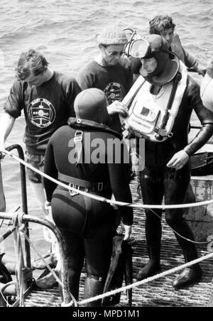 Il principe Carlo si prepara a tuffarsi nel relitto della Mary rose 1982 PIC MIKE WALKER, Portsmouth. Foto Stock