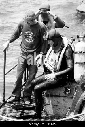 Il principe Carlo si prepara a tuffarsi nel relitto della Mary rose 1982 PIC MIKE WALKER, Portsmouth. Foto Stock