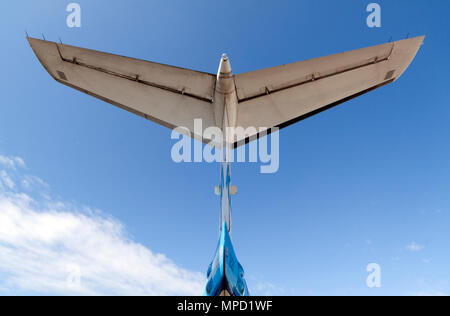 Amsterdam, Paesi Bassi-maggio 12, 2015: la coda di un aereo e blue air Foto Stock