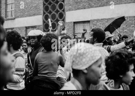 Il carnevale di Notting Hill nelle strade di Londra ovest nel 1976, il più grande festival di strada in Europa. La grande storia del Carnevale di immagini. Foto Stock