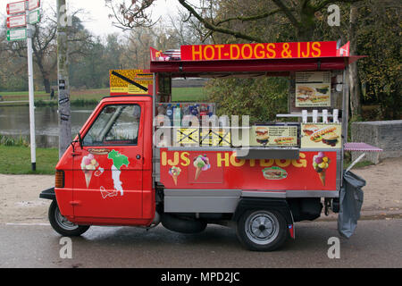 Amsterdam, Paesi Bassi - 8 novembre 2015: vespa piaggio ape 50 hot dog car nel Parco di Vondel Amsterdam Foto Stock