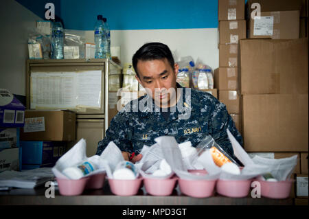 170202-N-YL073-343 (feb. 2, 2017) puerto BARRIOS- Lt. Donny Le, nativo di Boston attaccato all'ospedale navale Pensacola Fla., prepara le ricette per il perdurare della promessa 2017 (CP-17) sito medico in Puerto Barrios, Guatemala. CP-17 è un U.S. Comando sud-sponsorizzato e U.S. Forze Navali Comando meridionale/STATI UNITI 4a flotta-condotto di distribuzione condotta civile-militare comprendente le operazioni di assistenza umanitaria, impegni di formazione e medico, dentista e supporto di veterinari in uno sforzo per mostrare il supporto degli Stati Uniti e di impegno per l'America centrale e del Sud. (U.S. Foto di Marina di Massa Communic Foto Stock