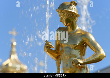 Peterhof, San Pietroburgo, Russia - 10 Maggio 2018: Golden Statue della grande cascata. La cascata è stata costruita nel 1715-1724 ed è uno dei notevoli Foto Stock