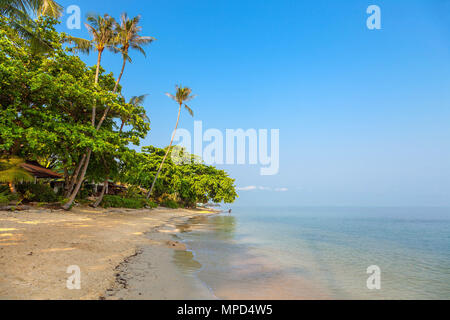 Mattina di sole sulla spiaggia di Bang Po. Isola di Samui. Thailandia. Foto Stock