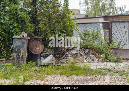 Contenitori di rifiuti e altri garbages in una pubblica piazza pietroso posto a Zabrze, Slesia Upland, Polonia. Foto Stock