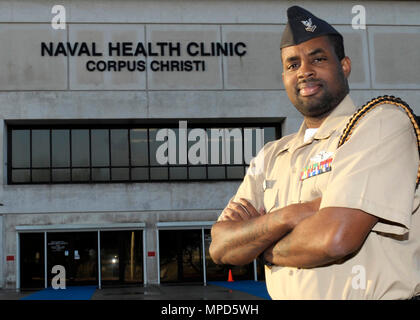 Il Corpus Christi, Texas (GEN. 30, 2017) Ospedale Corpsman di seconda classe (FMF) Eugene Smith, selezionati come Naval Health Clinic Corpus Christi Junior Sailor del trimestre per il primo trimestre dell'anno fiscale 2017 da un campo di 16 eccezionale Corpus Christi, Kingsville e Fort Worth candidati. Smith saluta da Chicago, Illinois, arruolati negli Stati Uniti Marina nel luglio 2008 e gestisce attualmente RelayHealth secure messaging in Medical Homeport. (U.S. Navy foto di William amore/rilasciato) Foto Stock