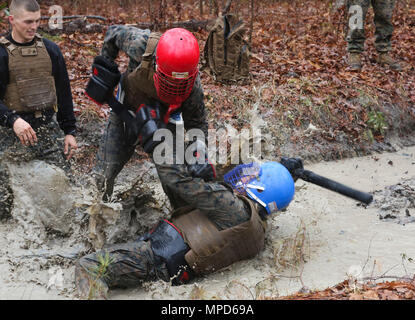 Sgt. Kyle Humphrey e Cpl. Austin Richards si impegnano reciprocamente durante una porzione delle Arti Marziali corso istruttori a bordo Marine Corps Air Station Cherry Point, N.C., Febbraio 3, 2017. Più di 20 Marines si è laureato al corso e sono ora Certified Marine Corps Arti Marziali istruttori del programma. Il corso insegna i Marines le competenze necessarie per una corretta e meglio istruire MCMAP discipline per Marines. Humphrey è un campo operatore radio assegnato a Marino comunicazione ala Squadron 28, Marine Aircraft Group 28, 2° velivolo marino ala. Richards è un volo tecnico di apparecchiature Foto Stock