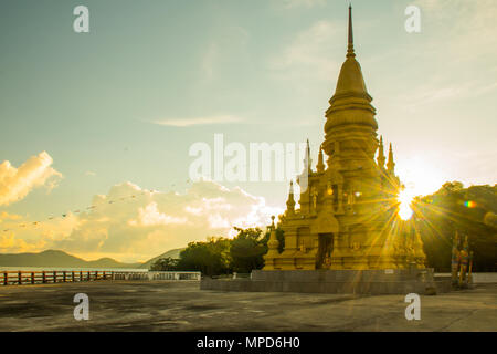 Il Porto di Laem Sor Pagoda tempio con la grande statua del Buddha in Koh Samui, Thailandia Foto Stock