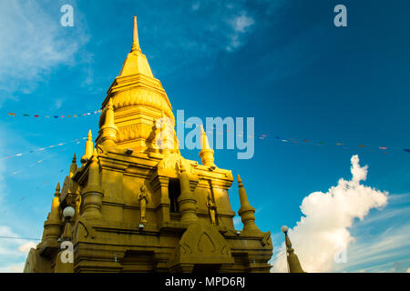 Il Porto di Laem Sor Pagoda tempio con la grande statua del Buddha in Koh Samui Foto Stock