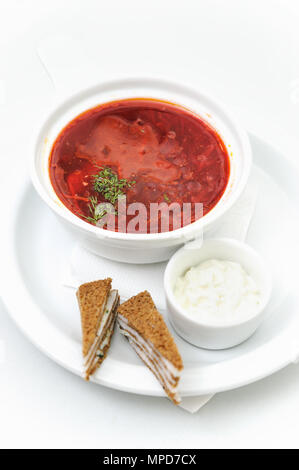 Nazionale Ucraina di piatto. Borsch (zuppe cotte con bietole e cavolo) servita con pancetta e panna acida. Foto Stock