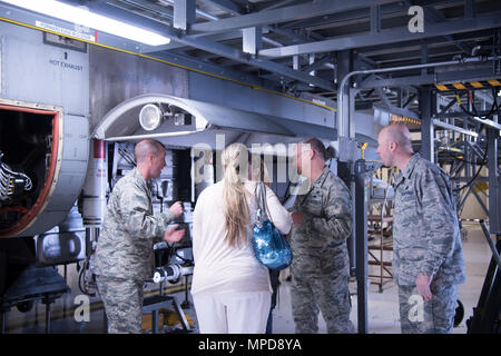 Membri del 403Ala, 2° Air Force e 81st ala formazione lungo con diversi coniugi tour delle isocrone dock di ispezione durante un 403Ala tour immersione 3 Febbraio a Keesler Air Force Base, Mississippi. (U.S. Air Force foto/Staff Sgt. Heather Heiney) Foto Stock