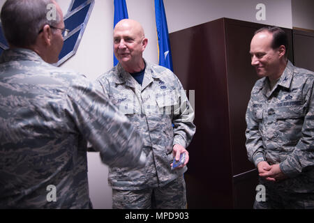 Col. Jay Johnson, 403gruppo Manutenzione commander, presenta il Mag. Gen. Robert LaBrutta, 2a Air Force commander e Col. Todd Weyerstrass, 2a Air Force vice comandante, con 403MXG le monete durante un 403Ala tour immersione 3 Febbraio a Keesler Air Force Base, Mississippi. (U.S. Air Force foto/Staff Sgt. Heather Heiney) Foto Stock