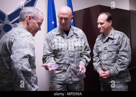 Col. Jay Johnson, 403gruppo Manutenzione commander, presenta il Mag. Gen. Robert LaBrutta, 2a Air Force commander e Col. Todd Weyerstrass, 2a Air Force vice comandante, con 403MXG le monete durante un 403Ala tour immersione 3 Febbraio a Keesler Air Force Base, Mississippi. (U.S. Air Force foto/Staff Sgt. Heather Heiney) Foto Stock