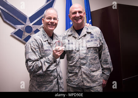 Col. Jay Johnson, 403gruppo Manutenzione commander, presenta il Mag. Gen. Robert LaBrutta, 2a Air Force commander, con un 403MXG moneta durante un 403Ala tour immersione 3 Febbraio a Keesler Air Force Base, Mississippi. (U.S. Air Force foto/Staff Sgt. Heather Heiney) Foto Stock