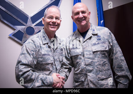 Col. Jay Johnson, 403gruppo Manutenzione commander, presenta il Mag. Gen. Robert LaBrutta, 2a Air Force commander, con un 403MXG moneta durante un 403Ala tour immersione 3 Febbraio a Keesler Air Force Base, Mississippi. (U.S. Air Force foto/Staff Sgt. Heather Heiney) Foto Stock