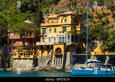 PORTOFINO, Italia - 29 Aprile 2017: persone non identificate a Portofino, Italia. Portofino è una popolare destinazione turistica sul Mar Ligure. Foto Stock
