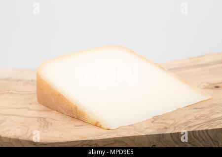 Ossau Iraty formaggio dal francese Pirenei realizzato da latte di pecora ha acquistato da un supermercato nel Regno Unito. Inghilterra REGNO UNITO GB Foto Stock