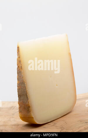 Ossau Iraty formaggio dal francese Pirenei realizzato da latte di pecora ha acquistato da un supermercato nel Regno Unito. Inghilterra REGNO UNITO GB Foto Stock