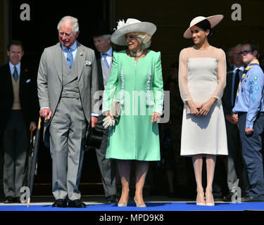 Il Principe di Galles e la duchessa di Cornovaglia e la Duchessa di Sussex, ascoltare come il Duca di Sussex (non in vista) parla durante una festa in giardino a Buckingham Palace a Londra, che agli sposi novelli sono presenti come loro primo impegno reale come una coppia sposata. Foto Stock