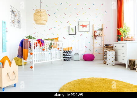 Luce baby room in stile scandinavo con con culla Foto Stock