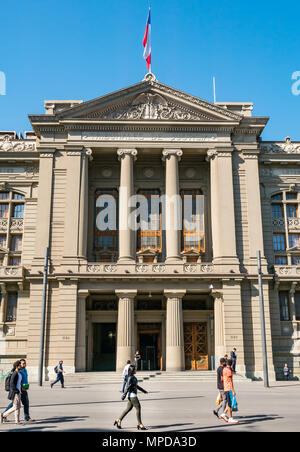 Palazzo dei Tribunali di Giustizia edificio, Santiago del Cile, Sud America.giovane donna passato a piedi in tacchi alti Foto Stock