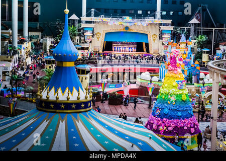 Seoul, Corea del Sud - 6 Aprile 2018: Tetto della giostra e fiore vista ad albero da lontano nelle Lotte World Adventure theme park . Foto Stock