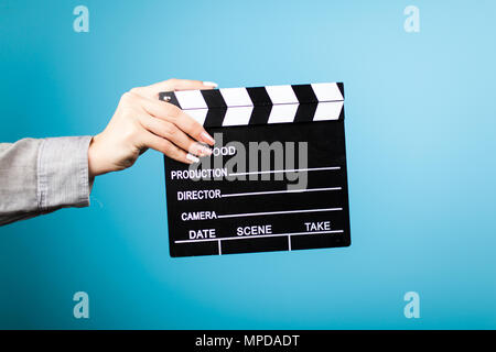 Mani femminili tenendo un clapperboard Foto Stock