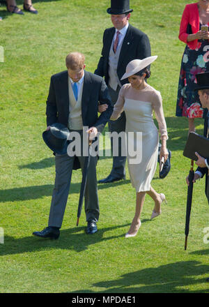 Il Duca e la Duchessa di Sussex ad una festa in giardino a Buckingham Palace di Londra che stanno frequentando come loro primo impegno reale come una coppia sposata. Foto Stock