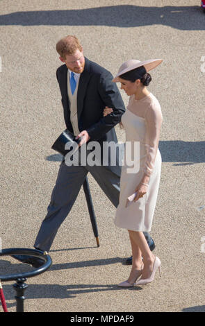 Il Duca e la Duchessa di Sussex ad una festa in giardino a Buckingham Palace di Londra che stanno frequentando come loro primo impegno reale come una coppia sposata. Foto Stock