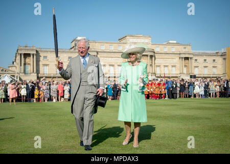 Il Principe di Galles e la duchessa di Cornovaglia durante una festa in giardino a Buckingham Palace a Londra. Foto Stock
