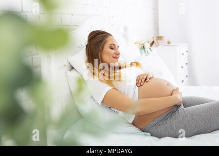 Jolly donna incinta coming up con nome Foto Stock