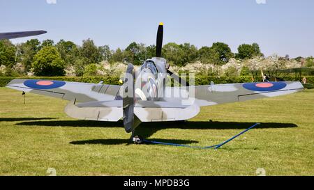 Il Supermarine Spitfire AR501 sul display statico a Shuttleworth airshow di sera di sabato 19 maggio 2018 Foto Stock