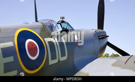 Il Supermarine Spitfire AR501 sul display statico a Shuttleworth airshow di sera di sabato 19 maggio 2018 Foto Stock