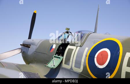 Il Supermarine Spitfire AR501 sul display statico a Shuttleworth airshow di sera di sabato 19 maggio 2018 Foto Stock