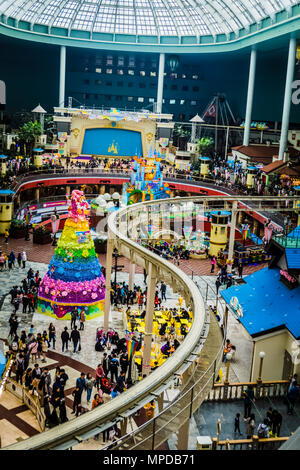 Seoul, Corea del Sud - 6 Aprile 2018: Tetto della giostra e fiore vista ad albero da lontano nelle Lotte World Adventure theme park . Foto Stock