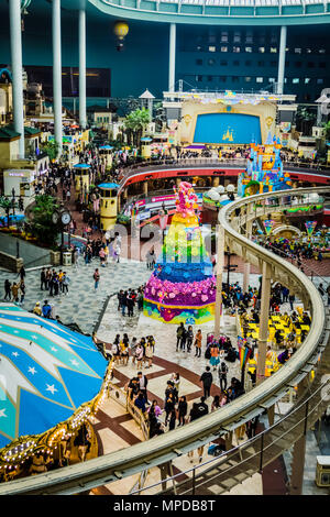 Seoul, Corea del Sud - 6 Aprile 2018: Tetto della giostra e fiore vista ad albero da lontano nelle Lotte World Adventure theme park . Foto Stock